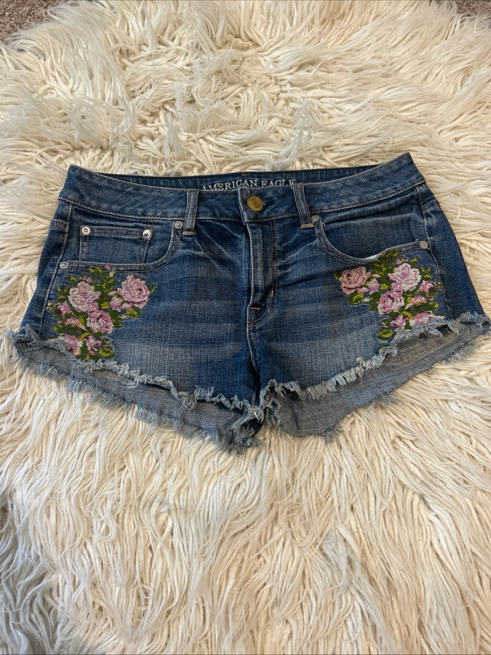 American Eagle sz 6 Women's Denim Shorts Pink Floral Embroidery cottage core